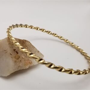 Gold tone twisted bangle bracelet. B509